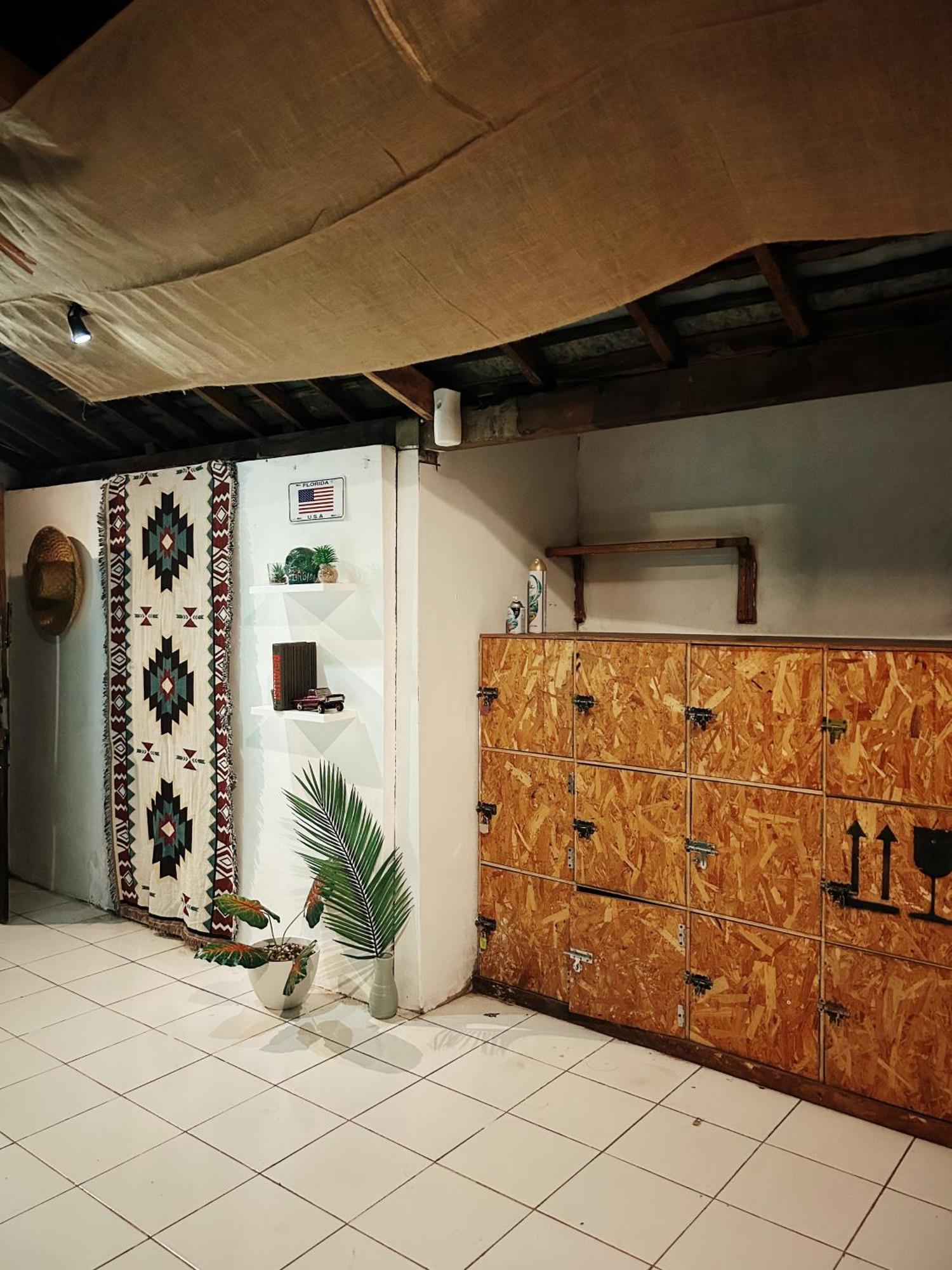 Losmanos Hostel Yogyakarta Kültér fotó